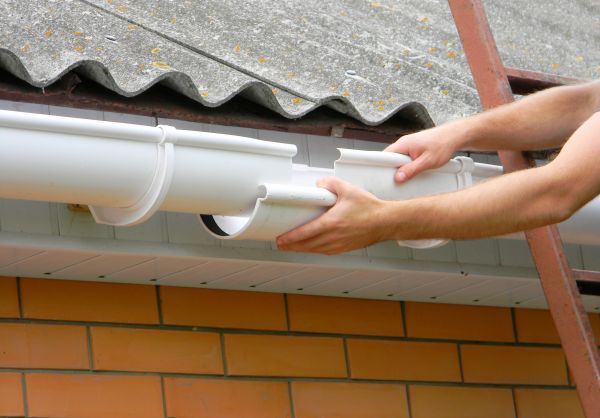 Gutter Hanging in Saint Joseph